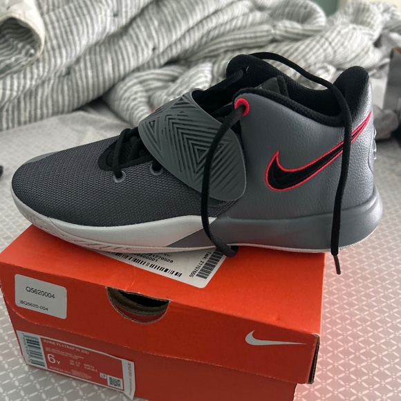 Nike Other - Kyrie flytrap 3